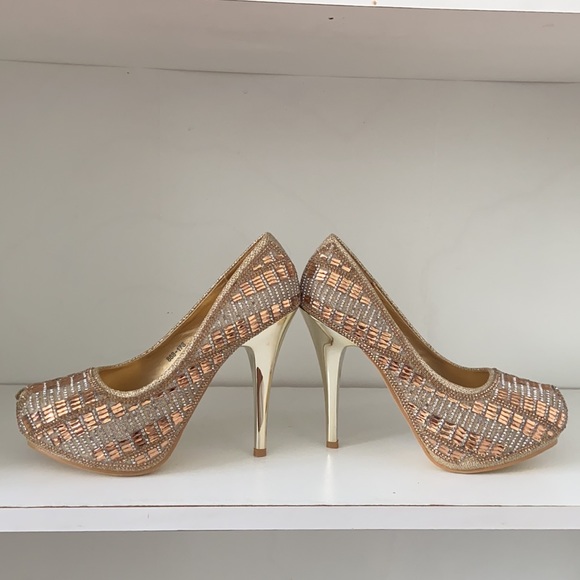 Gorgeous beautiful high heeled for a party and wedding - Picture 3 of 5